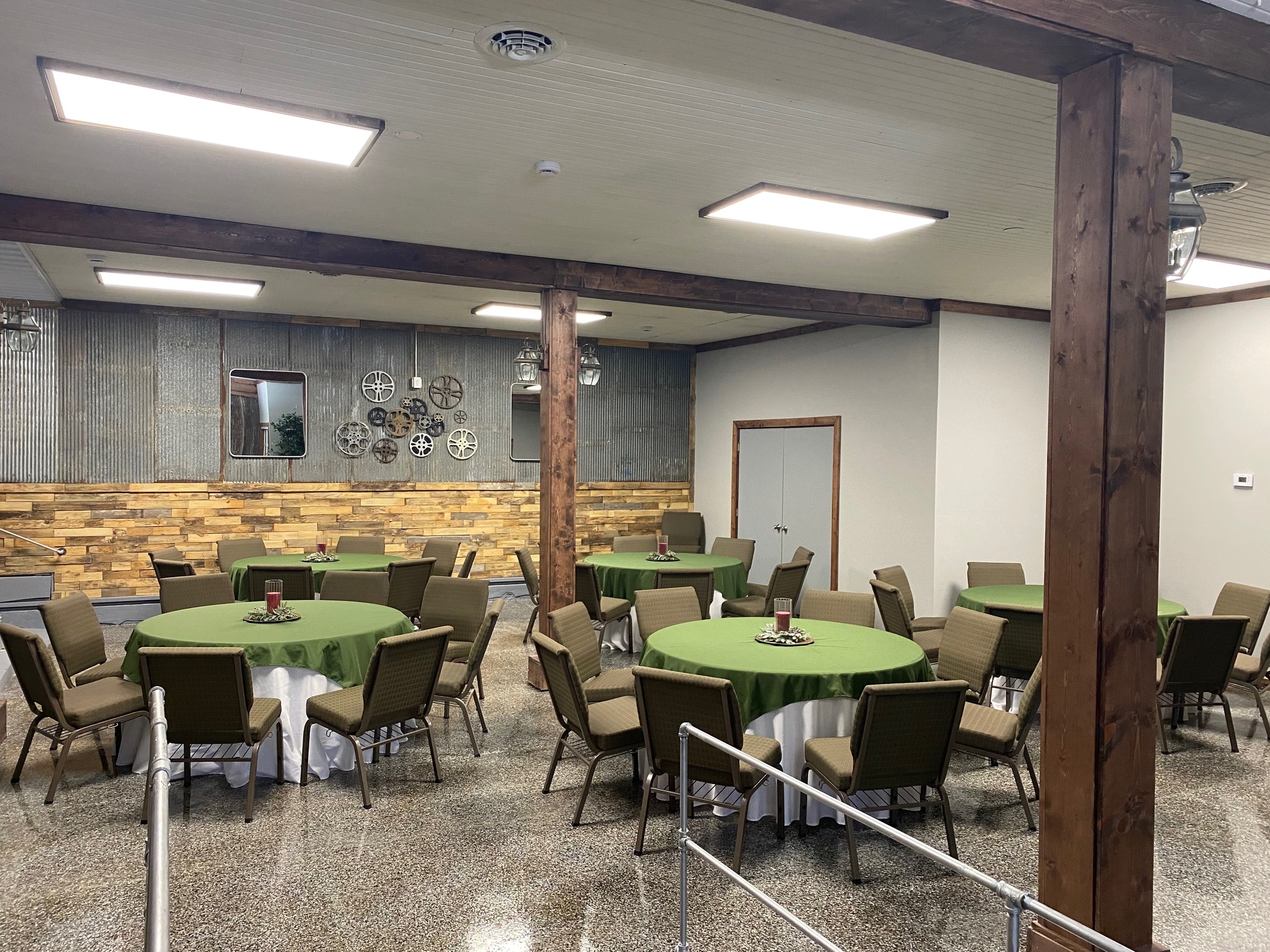 The Gray Pearl with green table cloths with center pieces