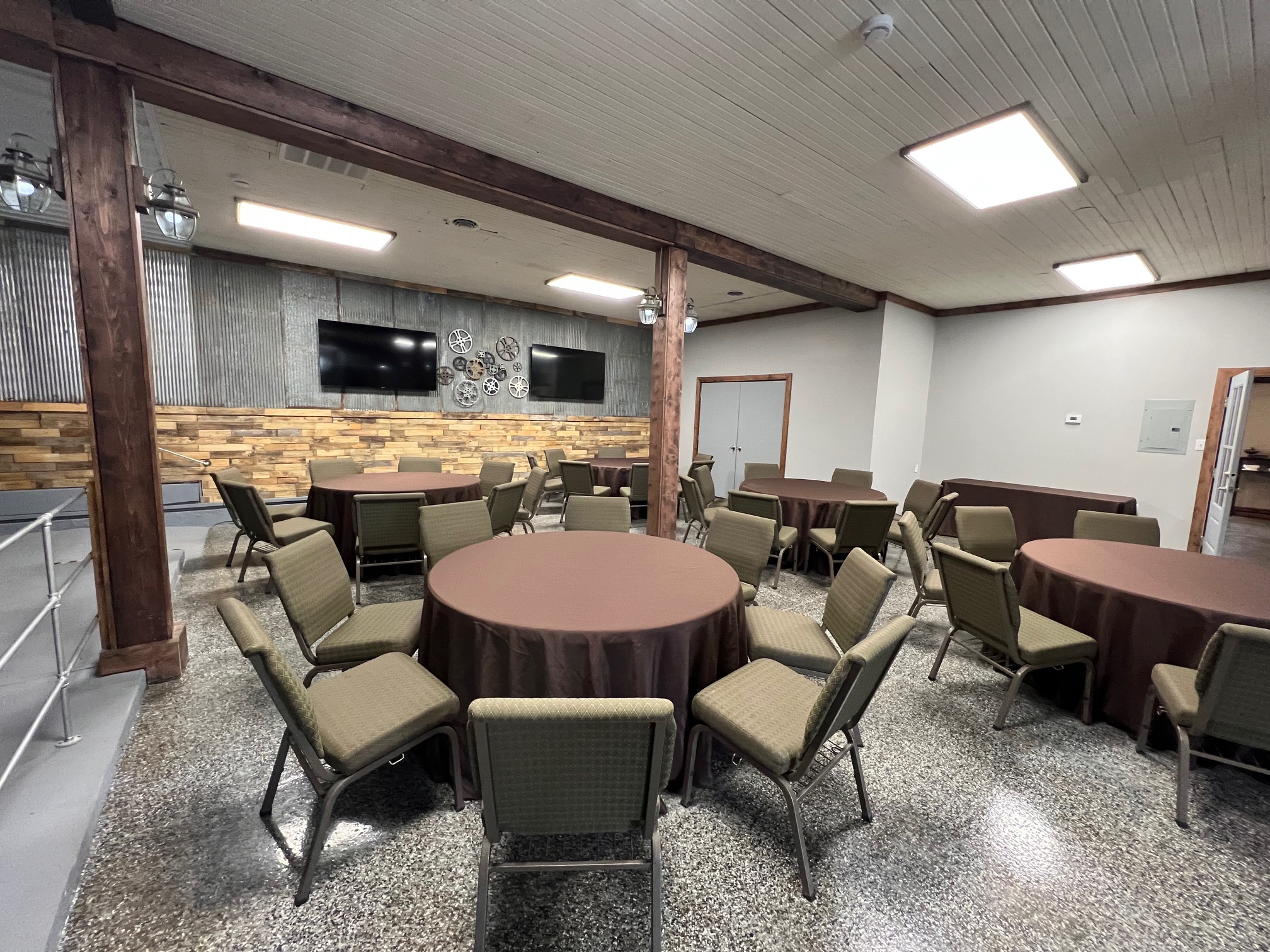 The Gray Pearl main room with brown table cloths
